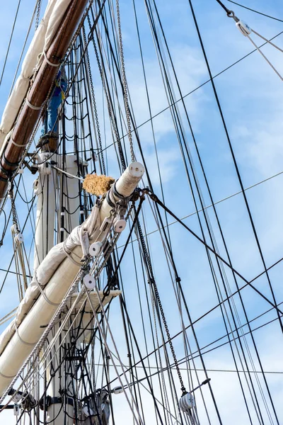 Segelbåt Master, riggning och ihoprullad seglen — Stockfoto