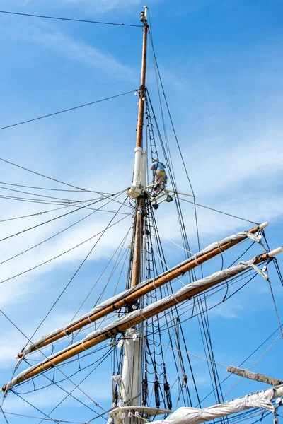 Segelbåt Master, riggning och ihoprullad seglen — Stockfoto