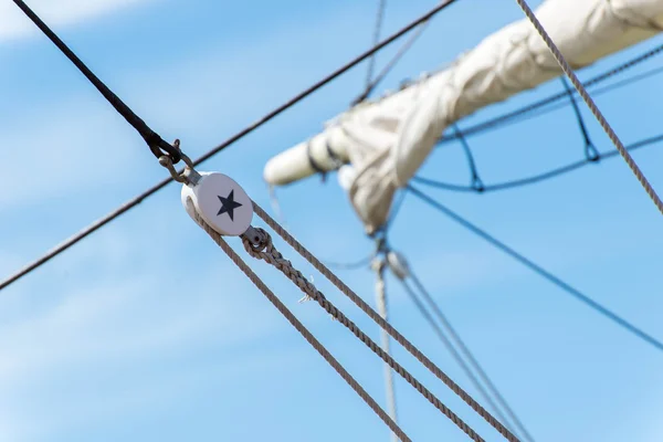 Segelbootmasten, Takelage und aufgerollte Segel — Stockfoto