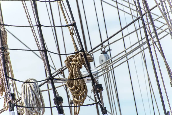 Zeilboot masten, tuigage en samengevouwen zeilen — Stockfoto