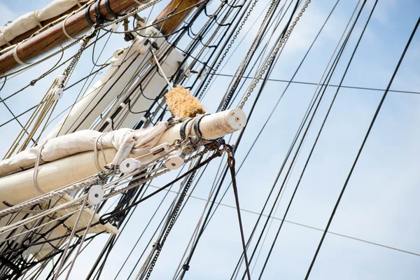 Mástiles de velero, aparejos y velas enrolladas — Foto de Stock