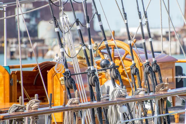 Zeilboot masten, tuigage en samengevouwen zeilen — Stockfoto