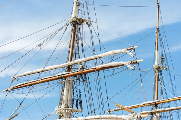 Man aan het werk op hoogte op een zeilboot mast — Stockfoto