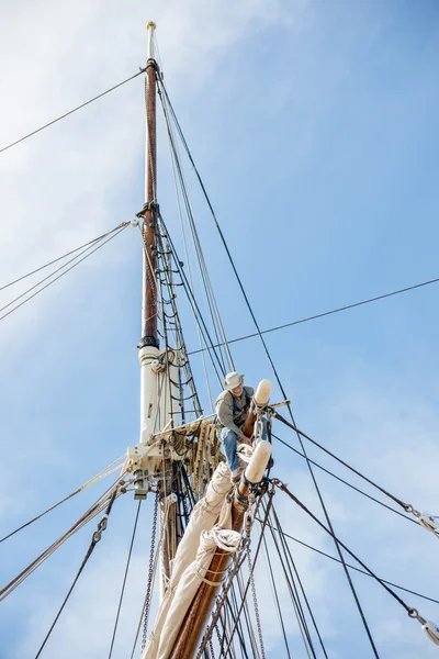 帆船桅杆，riggin 和卷起船帆 — 图库照片
