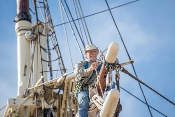Hombre trabajando en alturas en un mástil de velero —  Fotos de Stock