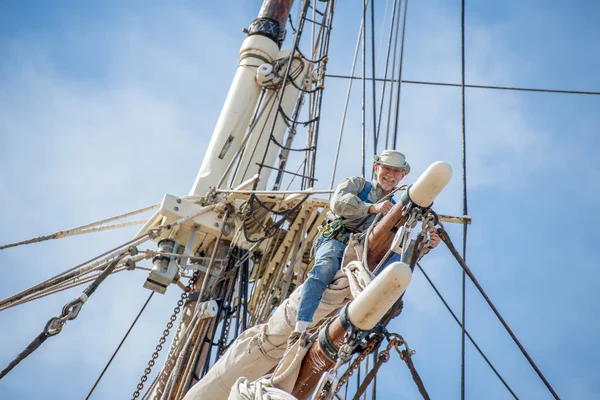 Hombre trabajando en alturas en un mástil de velero —  Fotos de Stock