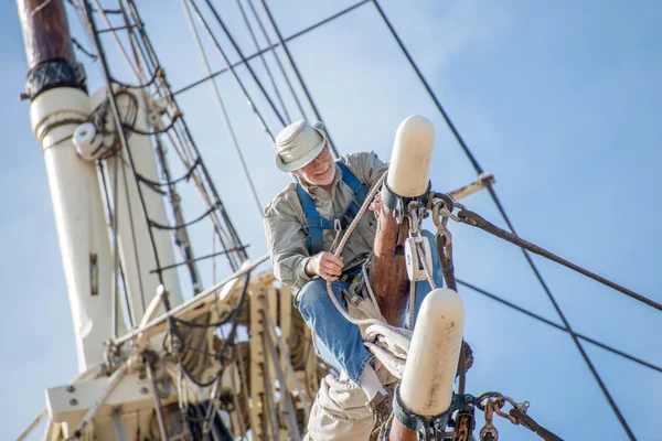 Hombre trabajando en alturas en un mástil de velero —  Fotos de Stock