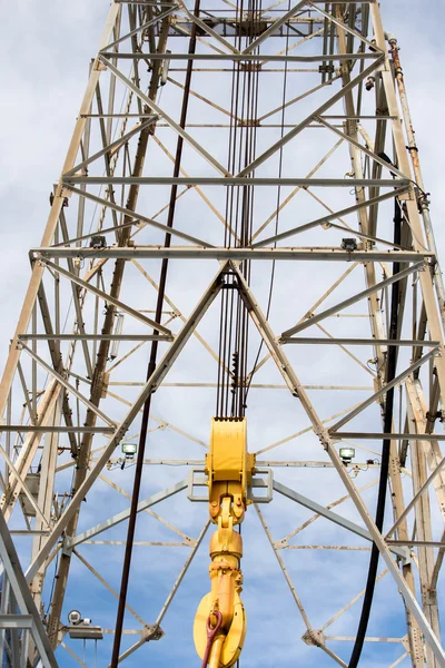 Oil derrick with top drive for ocean drilling — Stock Photo, Image