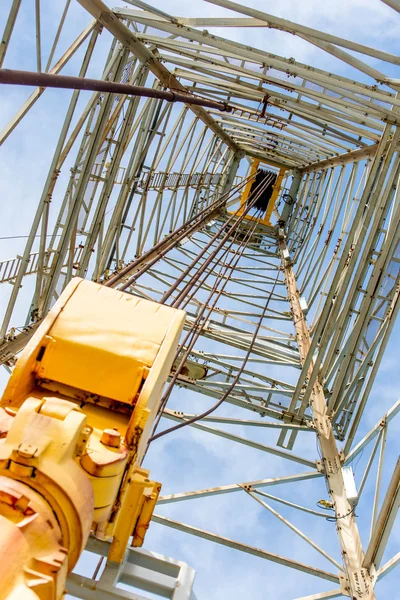 Okyanus delme için petrol derrick ile en iyi sürücü — Stok fotoğraf