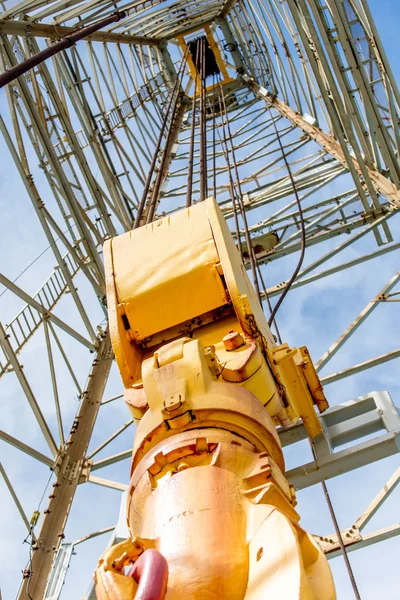 Oil derrick with top drive for ocean drilling — Stock Photo, Image