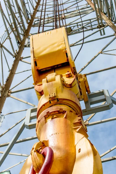 Oil derrick with top drive for ocean drilling — Stock Photo, Image