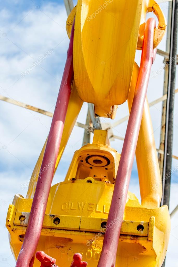 oil derrick with top drive for ocean drilling