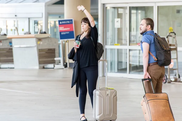 MSY, pasajeros caminando con equipaje en el aeropuerto — Foto de Stock