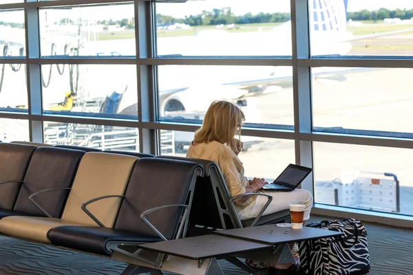 MSY, passengers waiting for flight in airport — Stock Photo, Image