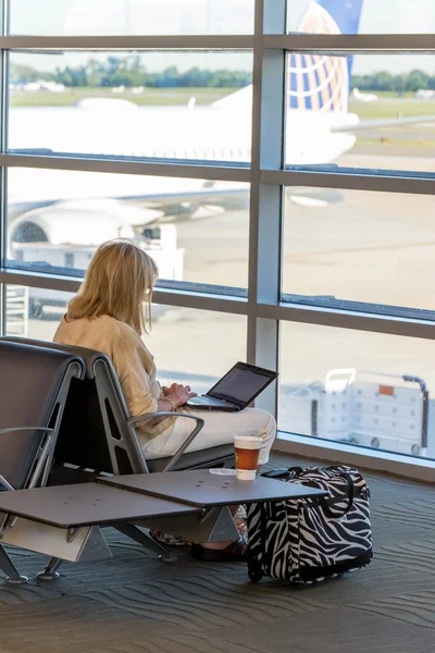 MSY, pasajeros esperando el vuelo en el aeropuerto — Foto de Stock