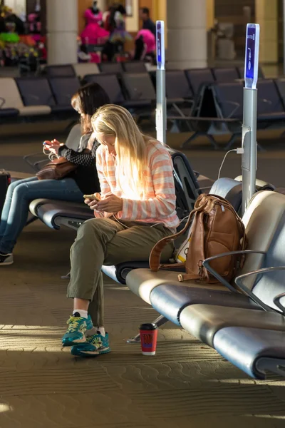 MSY, pasajeros esperando el vuelo en el aeropuerto — Foto de Stock