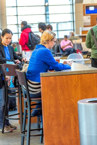 MSY, passengers waiting for flight in airport — Stock Photo, Image