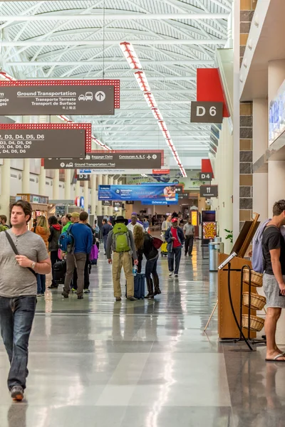 Msy, Passagiere zu Fuß mit Gepäck in Flughafen — Stockfoto