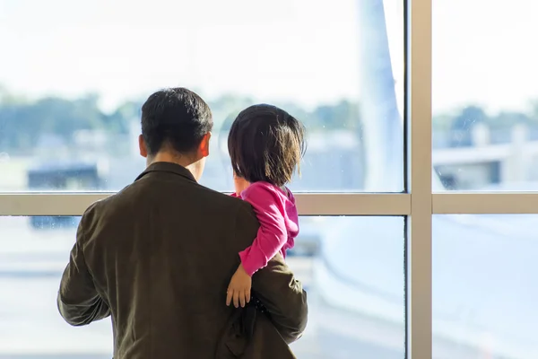 MSY, man and child looking out window at airplane — Stock Photo, Image