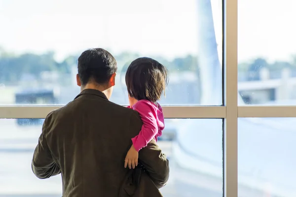 MSY, hombre y niño mirando por la ventana en el avión — Foto de Stock