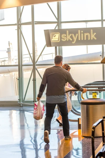 Dfw airport - Passagiere im Skylink-Bahnhof — Stockfoto