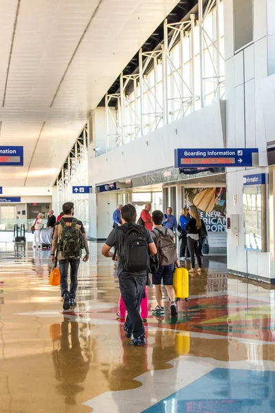 DFW airport - pasażerów na stacji skylink — Zdjęcie stockowe