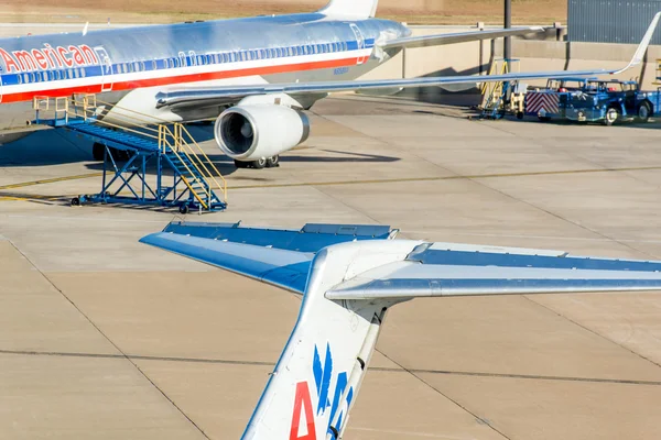 Dfw flughafen - flugzeuge auf der rampe — Stockfoto