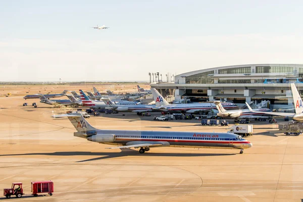 DFW airport - rampa uçaklarda — Stok fotoğraf