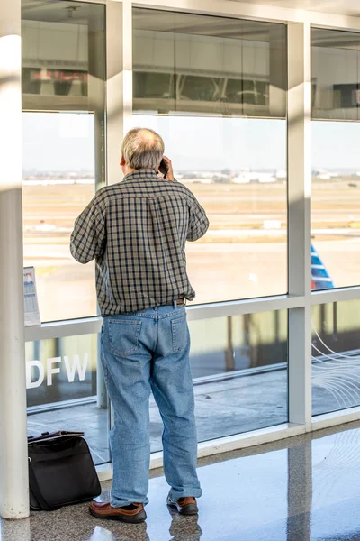 Aeroporto de DFW - passageiros na estação Skylink — Fotografia de Stock