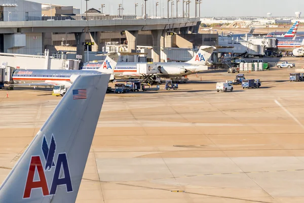 DFW airport - rampa uçaklarda — Stok fotoğraf