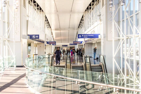 DFW airport - passagerare på Skylink stationen — Stockfoto