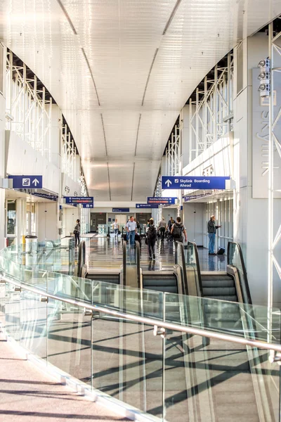 Dfw airport - Passagiere im Skylink-Bahnhof — Stockfoto