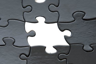 piezas de un rompecabezas blanco y negro