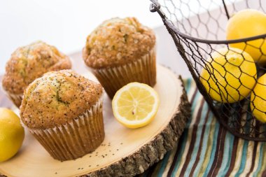 taze pişmiş limon haşhaş muffins