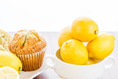 taze pişmiş limon haşhaş muffins