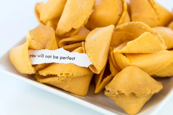 Otworzyć fortune cookie - można będzie nie być doskonały — Zdjęcie stockowe
