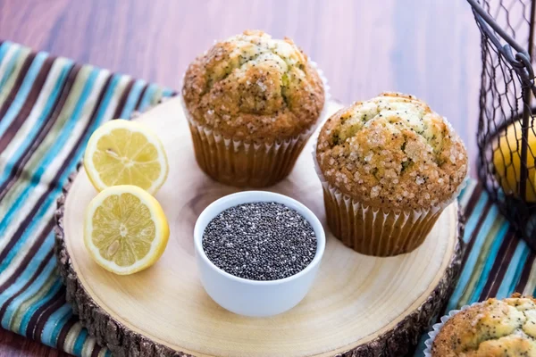 Muffins de semente de papoula de limão cozido no forno fresco — Fotografia de Stock