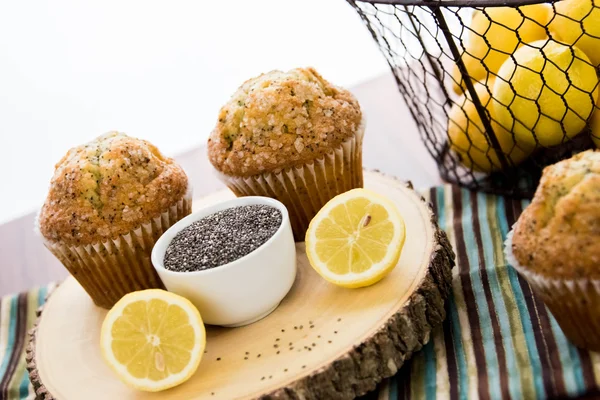 Νωπά ψημένα λεμόνι muffins poppyseed — Φωτογραφία Αρχείου