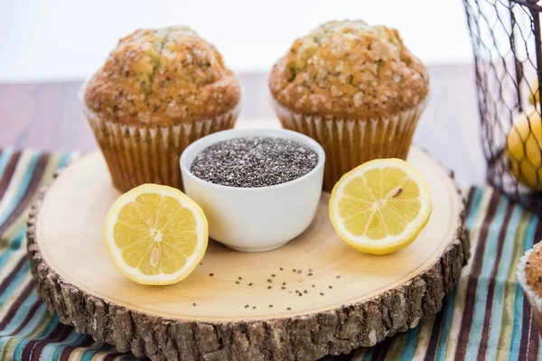 Muffins de graines de pavot au citron frais au four — Photo