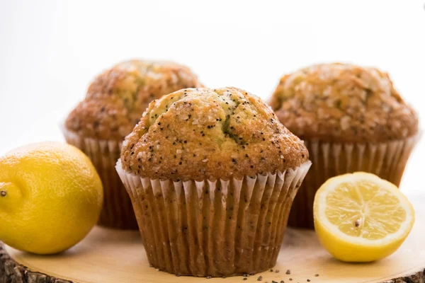 Muffins de semente de papoula de limão cozido no forno fresco — Fotografia de Stock