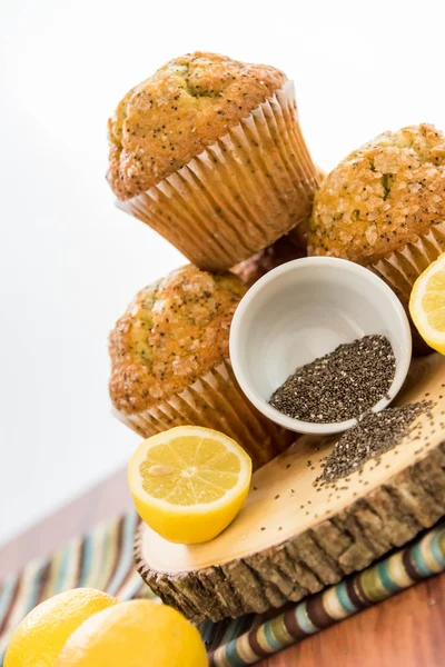 Muffins de semente de papoula de limão cozido no forno fresco — Fotografia de Stock