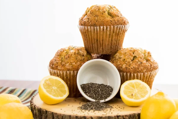 Muffins de semente de papoula de limão cozido no forno fresco — Fotografia de Stock