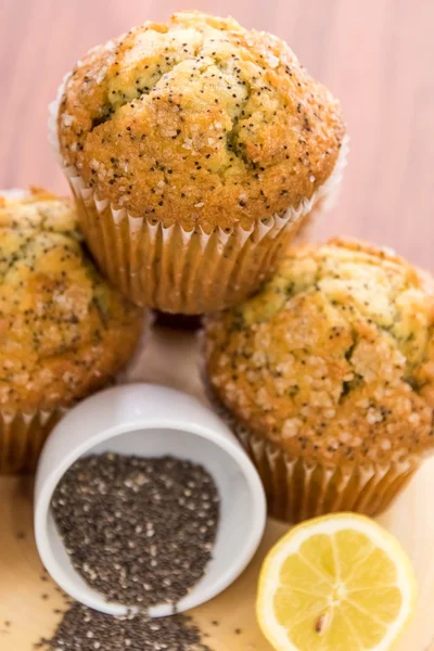 Frisch gebackene Zitronenmohn-Muffins — Stockfoto