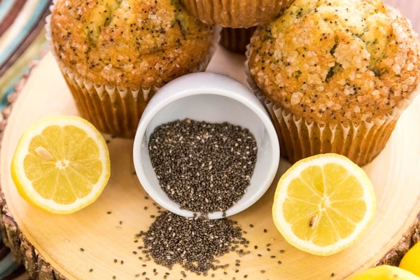 Muffins de graines de pavot au citron frais au four — Photo