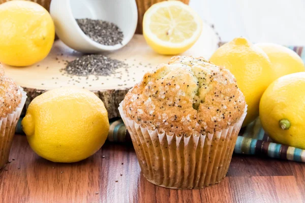 Vers gebakken citroen magenta muffins — Stockfoto