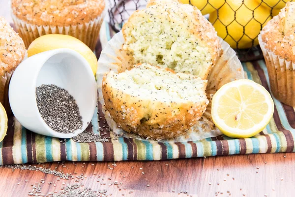 taze pişmiş limon haşhaş muffins
