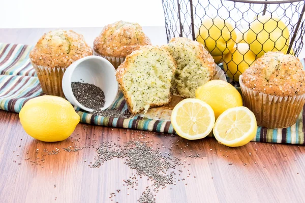 Muffins de semente de papoula de limão cozido no forno fresco — Fotografia de Stock