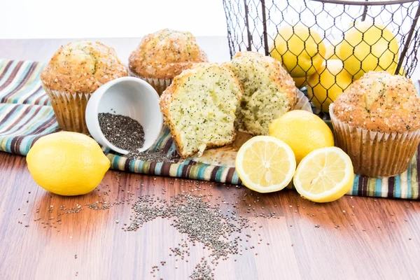 Νωπά ψημένα λεμόνι muffins poppyseed — Φωτογραφία Αρχείου