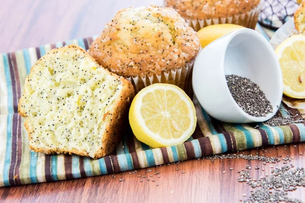 Muffins de semente de papoula de limão cozido no forno fresco — Fotografia de Stock