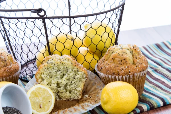 taze pişmiş limon haşhaş muffins